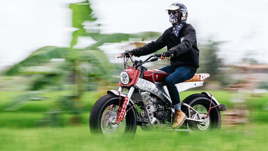 Deus’ “Aka-Tombo” Scrambler Deus’ “Aka-Tombo” Scrambler