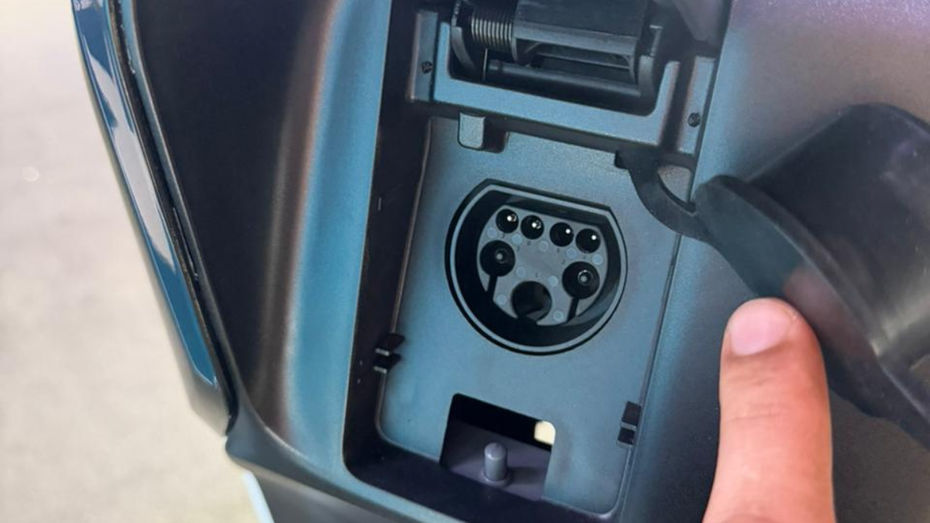 Yamaha EC-06 Charging Port