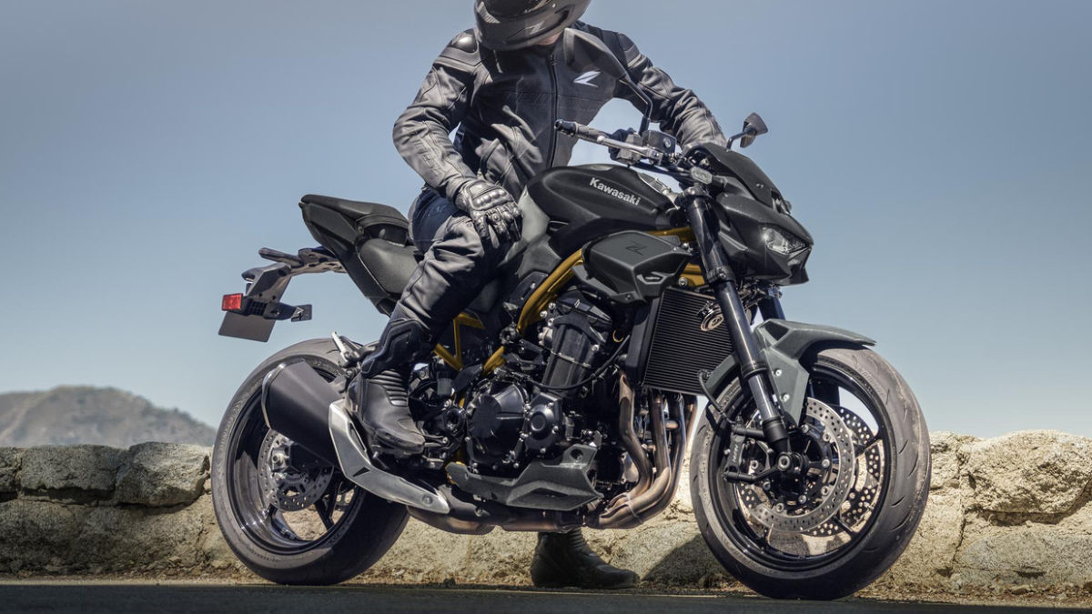 Kawasaki Ninja ZX-6R vs Z900: Image Comparison | BikeDekho