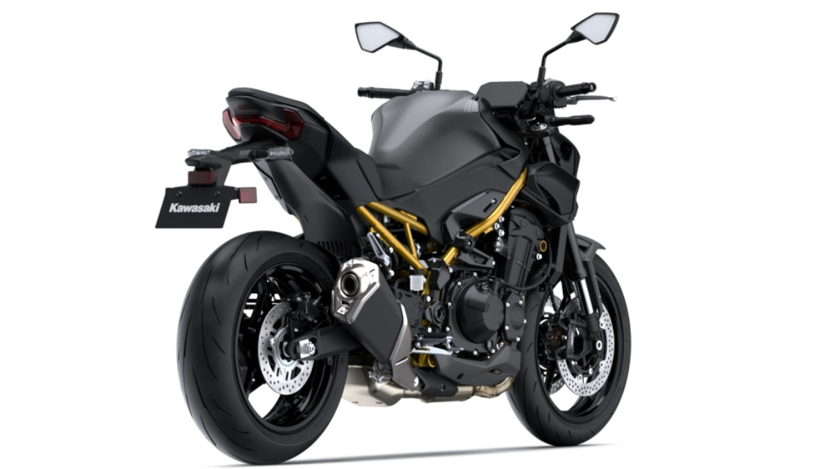 Kawasaki Ninja ZX-6R vs Z900: Image Comparison | BikeDekho