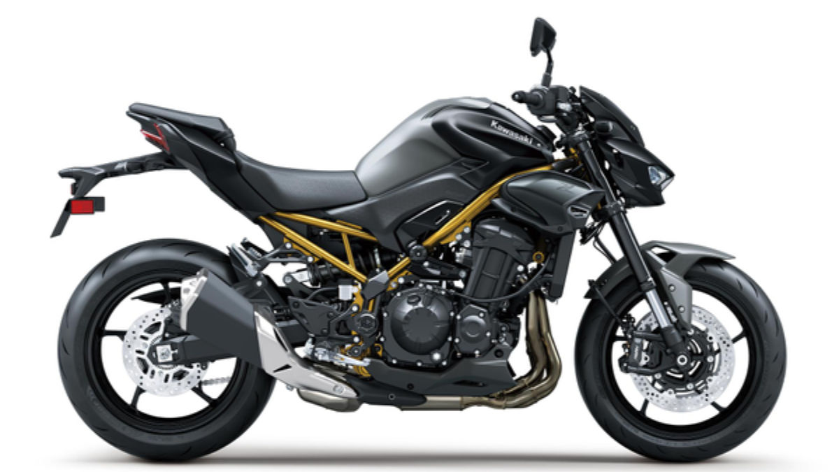 Kawasaki Ninja ZX-6R vs Z900: Image Comparison | BikeDekho