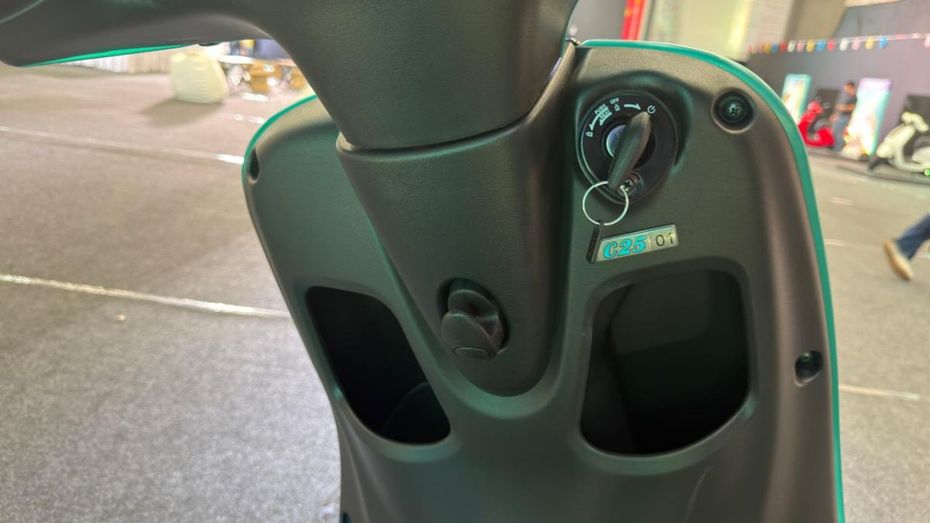 Bajaj Chetak C25 Apron Storage