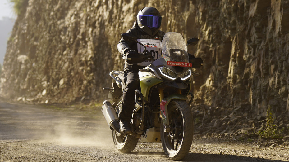 TVS Apache RTX 300 VS Bajaj Dominar 400 TVS Apache RTX 300 VS Bajaj Dominar 400