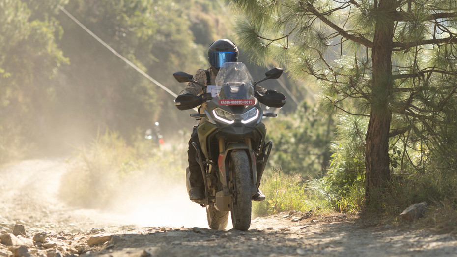 TVS Apache RTX 300 VS Bajaj Dominar 400 TVS Apache RTX 300 VS Bajaj Dominar 400