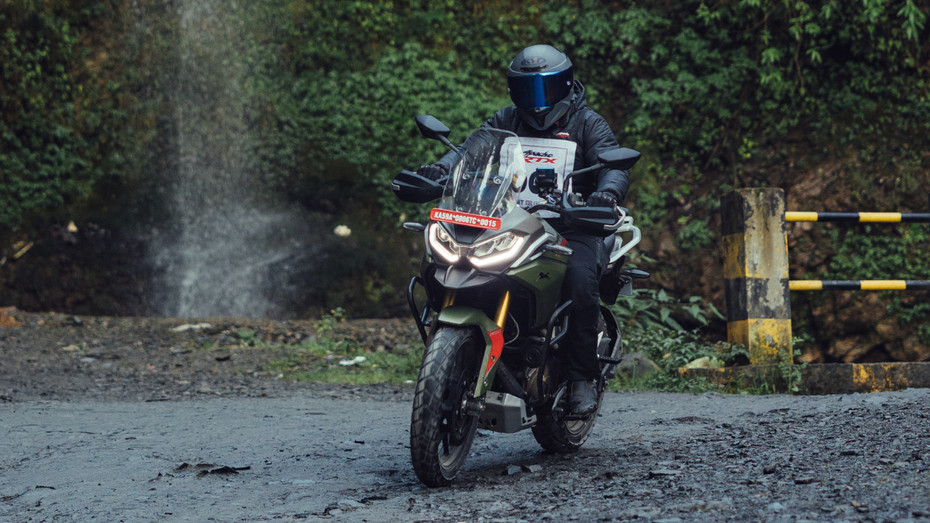 TVS Apache RTX 300 VS Bajaj Dominar 400 TVS Apache RTX 300 VS Bajaj Dominar 400