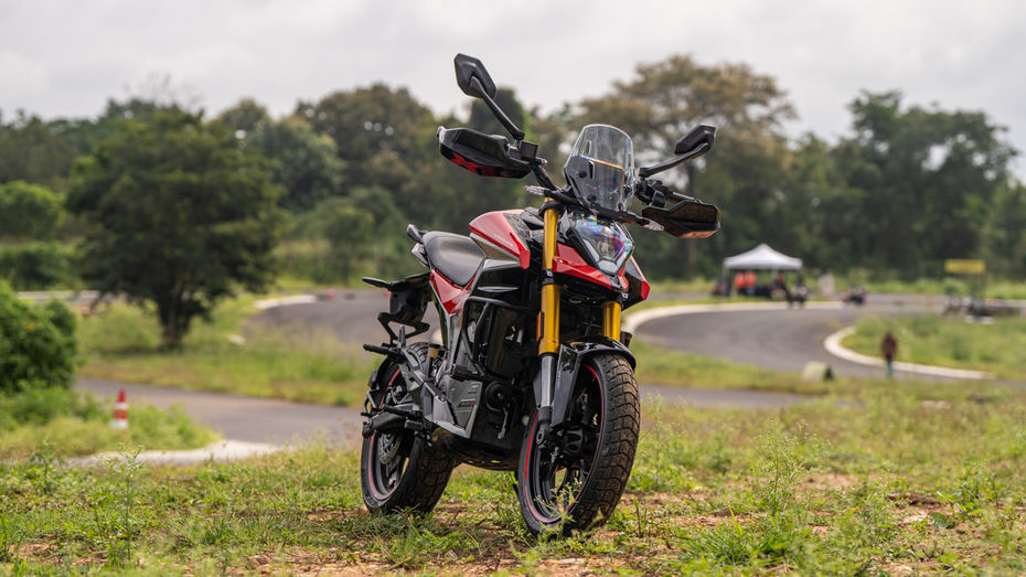 TVS Apache RTX 300 vs Ultraviolette X47 Crossover TVS Apache RTX 300 vs Ultraviolette X47 Crossover