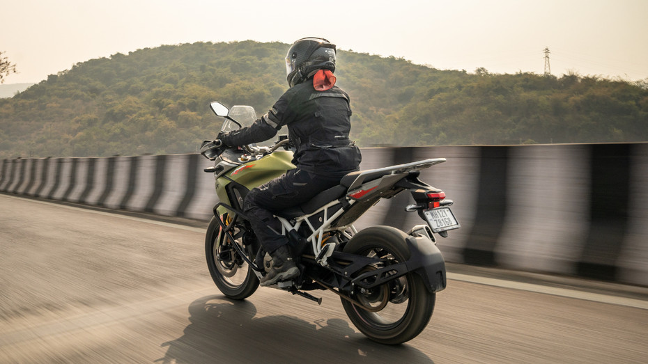 TVS Apache RTX 300 Ride