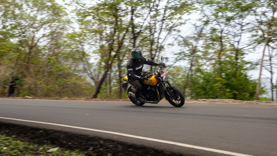 Triumph Tracker 400 Riding Posture