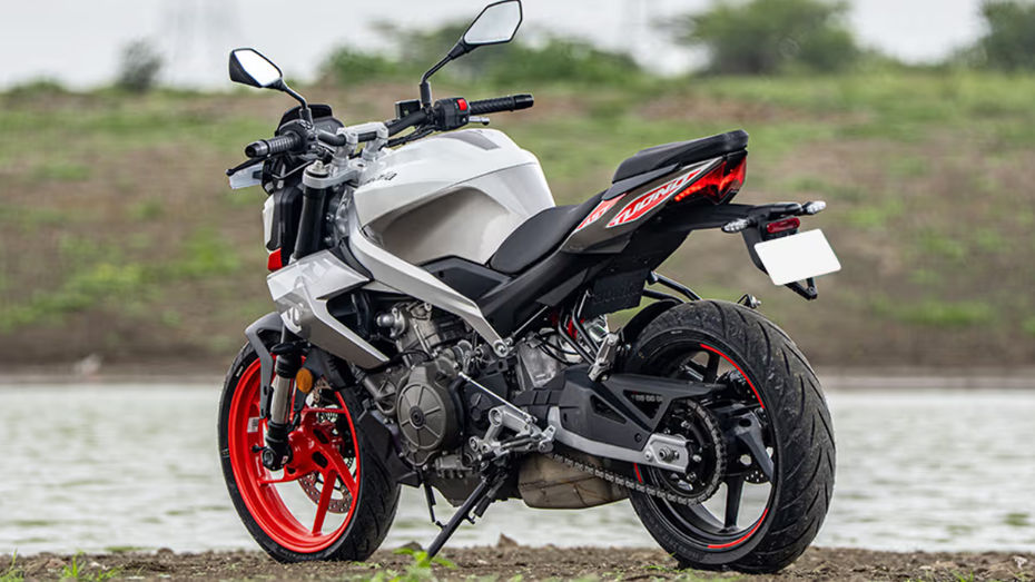 Aprilia Tuono 457 Special Edition vs Royal Enfield Continental GT 650