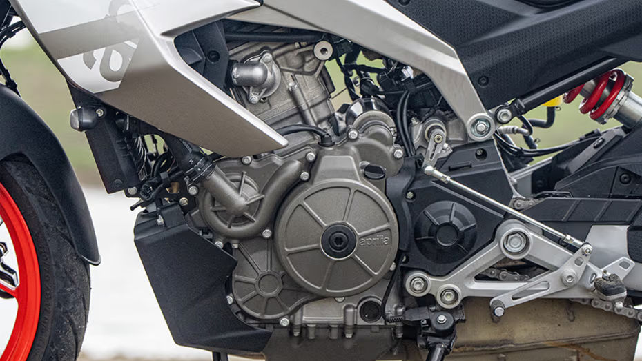 Aprilia Tuono 457 Special Edition vs Royal Enfield Continental GT 650
