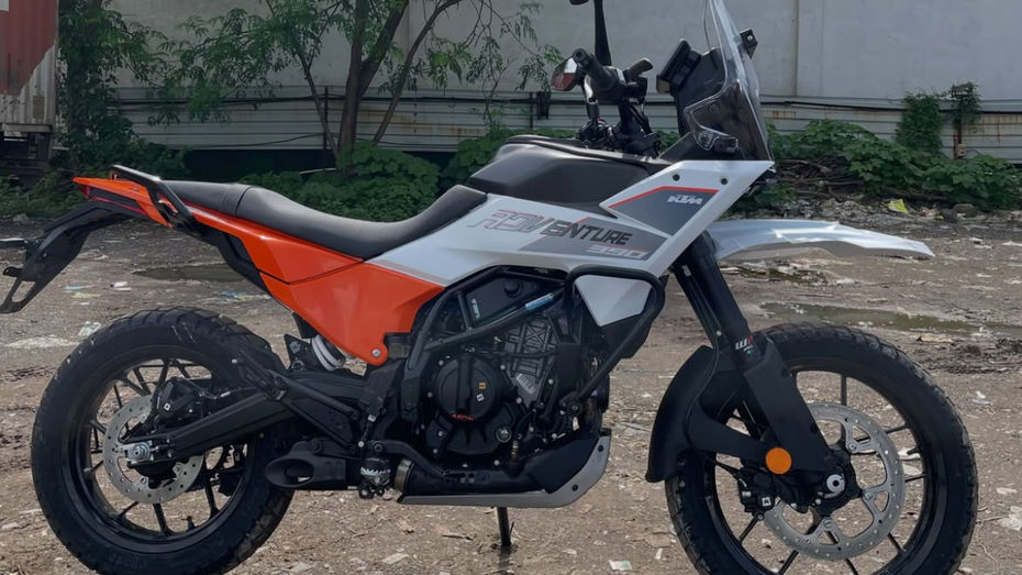 The KTM 390 Adventure has been spotted in a new white colour with refreshed graphics at a dealership. Here’s a closer look. What’s New? The KTM 390 Adventure is currently available in three colour options: Ceramic White, Electronic Orange and Ebony Black. The new colour scheme spotted looks like a graphic update of the existing Ceramic White colour. It gets a white base paint with orange side panels, while the main change is the revised graphics, with ‘Adventure’ written on the side, adding a modern touch to the bike's design. The bike gets a white high-mounted fender, but we can’t see the handguards on this particular bike. However, we can expect it to get black handguards like the current Ceramic White colour. Overall, the updated graphics give the bike a fresh new look, while adding a stylish and modern touch to the ADV’s design. Prices & Rivals The KTM 390 Adventure is currently priced at Rs 2,87,802 (ex-showroom, Delhi), and we expect the new model to be priced the same. Its main competitors are the TVS RTX 300 and the Royal Enfield Himalayan 450. Image Source The KTM 390 Adventure has been spotted in a new white colour with refreshed graphics at a dealership. Here’s a closer look. What’s New? The KTM 390 Adventure is currently available in three colour options: Ceramic White, Electronic Orange and Ebony Black. The new colour scheme spotted looks like a graphic update of the existing Ceramic White colour. It gets a white base paint with orange side panels, while the main change is the revised graphics, with ‘Adventure’ written on the side, adding a modern touch to the bike's design. The bike gets a white high-mounted fender, but we can’t see the handguards on this particular bike. However, we can expect it to get black handguards like the current Ceramic White colour. Overall, the updated graphics give the bike a fresh new look, while adding a stylish and modern touch to the ADV’s design. Prices & Rivals The KTM 390 Adventure is currently priced at Rs 2,87,802 (ex-showroom, Delhi), and we expect the new model to be priced the same. Its main competitors are the TVS RTX 300 and the Royal Enfield Himalayan 450. Image Source