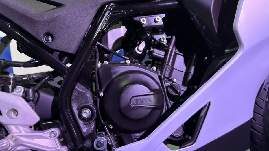 Yamaha R2 vs KTM RC 200 Yamaha R2 vs KTM RC 200