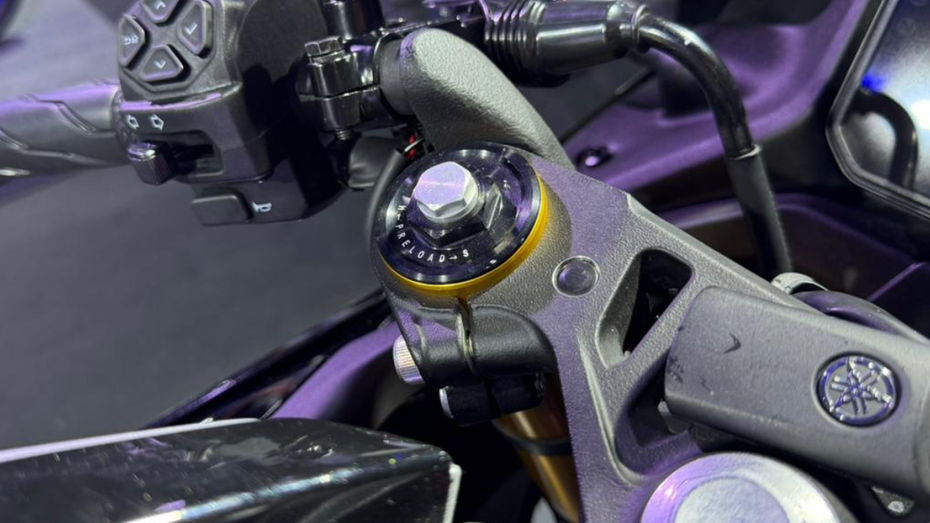 Yamaha R2 vs KTM RC 200 Yamaha R2 vs KTM RC 200