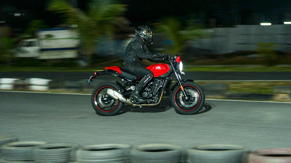 Royal Enfield Guerrilla 450 Apex Red
