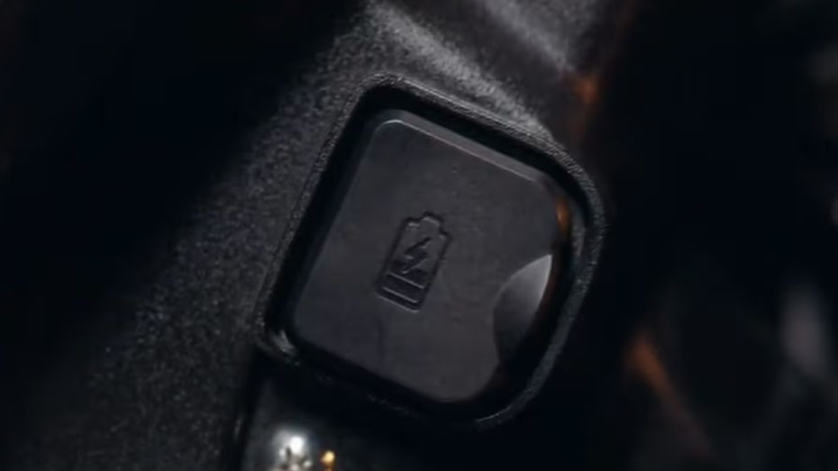 Pulsar 150 USB Charging Port