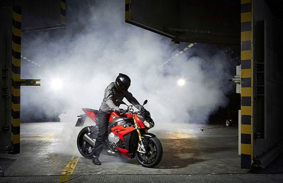 BMW S1000R Super Naked Sport Bike Unveiled at EICMA
