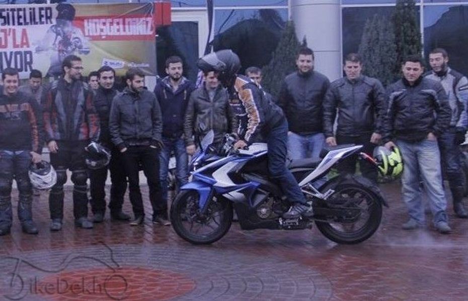 Bajaj Pulsar 200 SS