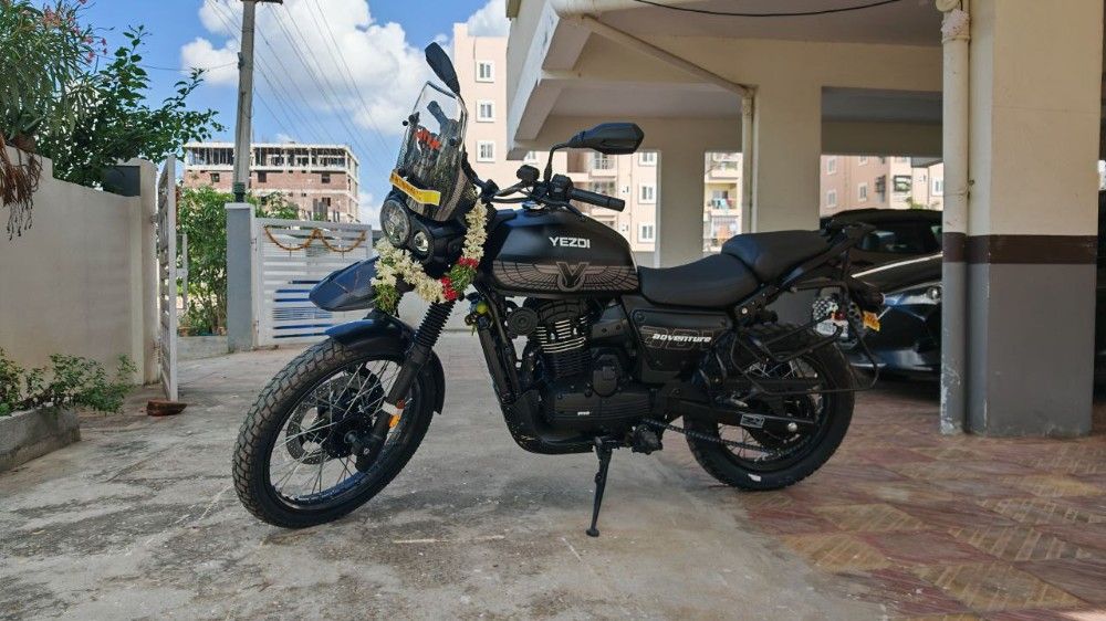 Yezdi 2024 Adventure Gloss - Glacier White On road Price