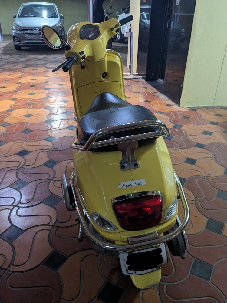Dalia Vespa 1397(グリーン) Some mornings deserve a calm ride.Just me, the road, and the Vespa