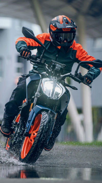 Newly Launched KTM 160 Duke TFT Variant: Features Explained In Pics